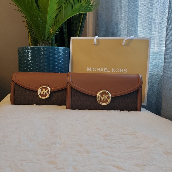 Michael Kors Wallet - Picture 1 of 3
